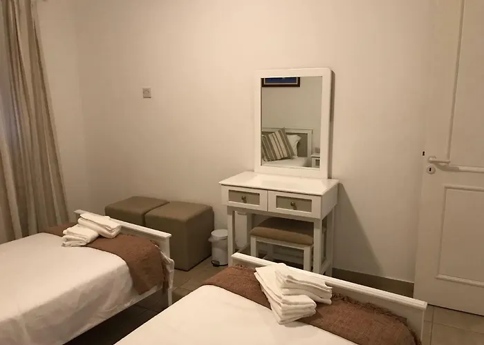 Kings Palace - Fabulous Pool-side 2 Bed 아파트 파포스