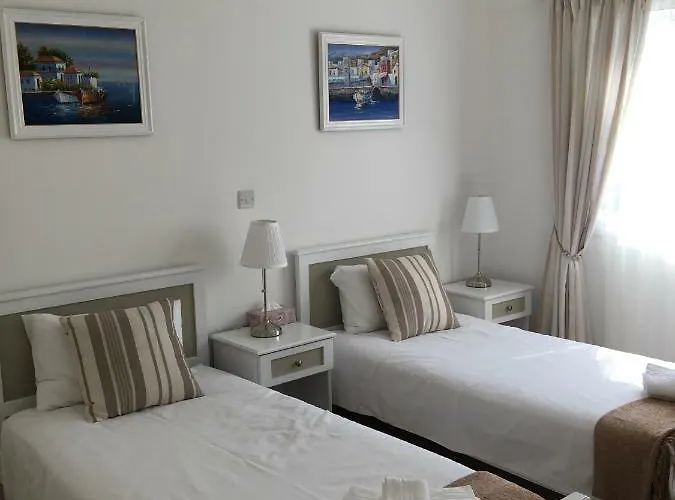 Kings Palace - Fabulous Pool-side 2 Bed Apartament Paphos